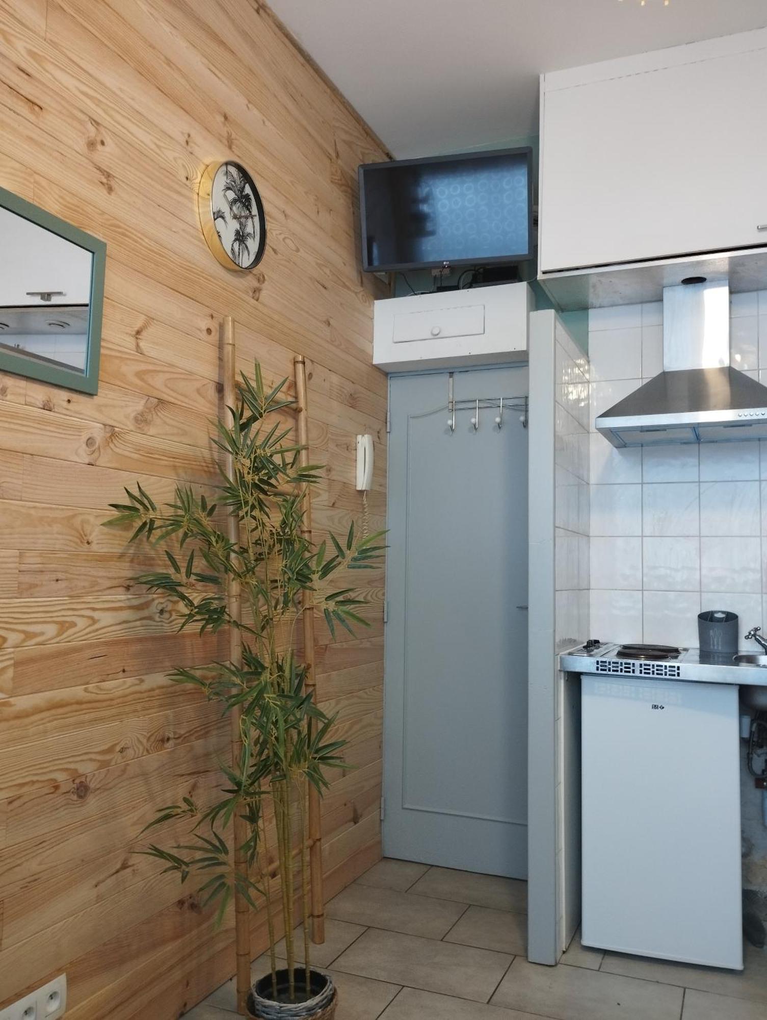 Chambrette Boulevard Des Pyrenees Hypercentre 10M Carre Wc Sur Le Palier, Porte40 Pau Luaran gambar
